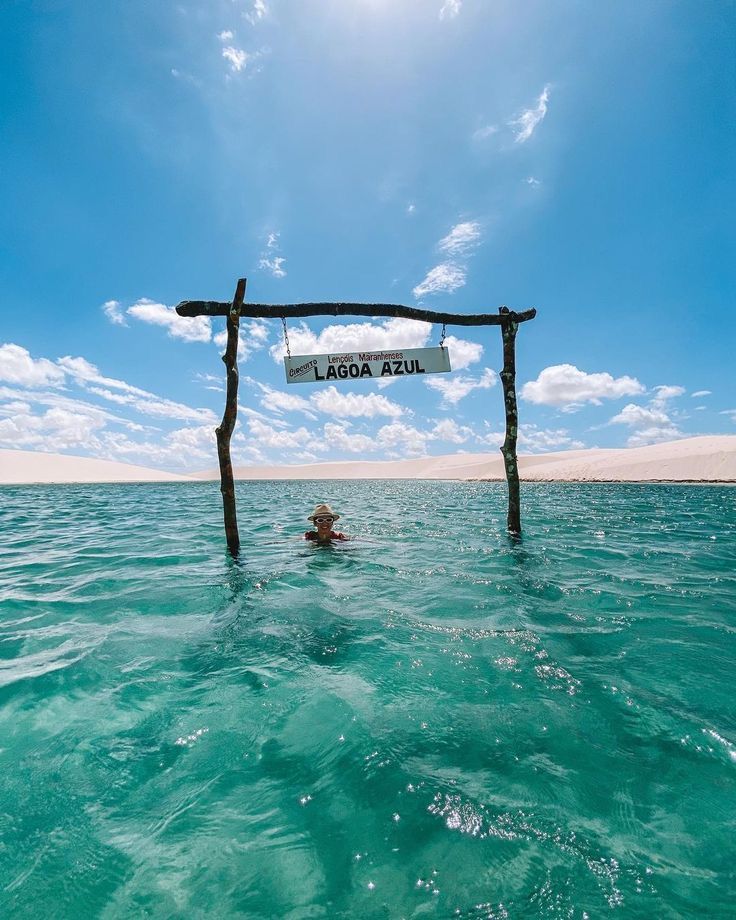Visitante na Lagoa Azul nos Lençóis Maranhenses